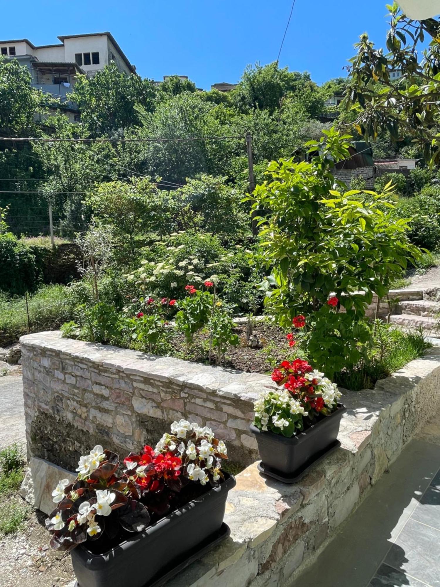 Latifi Guesthouse Gjirokaster Exterior photo