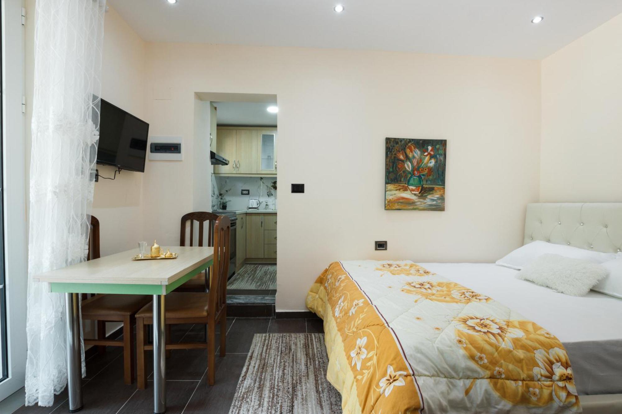 Latifi Guesthouse Gjirokaster Room photo