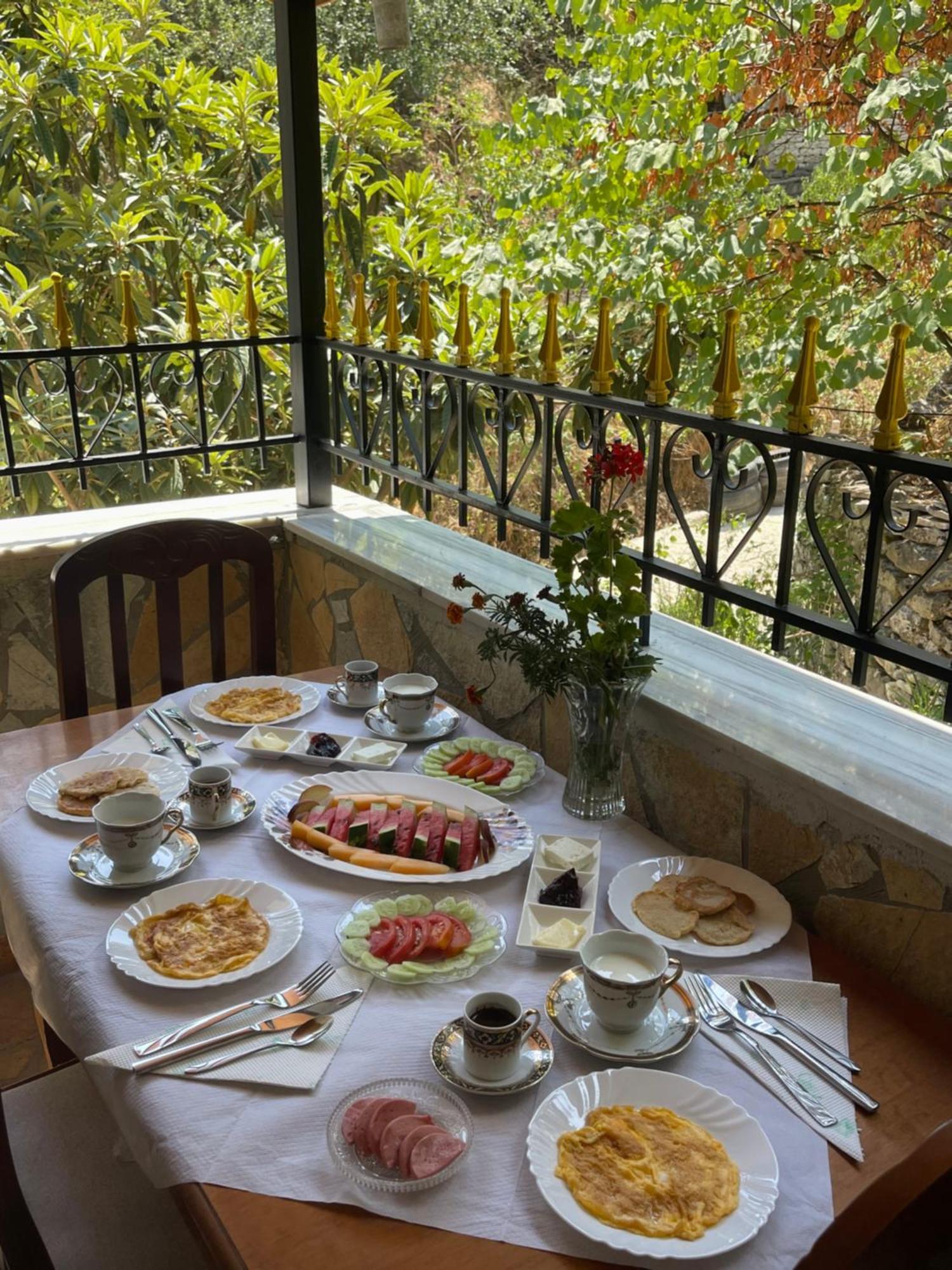 Latifi Guesthouse Gjirokaster Exterior photo